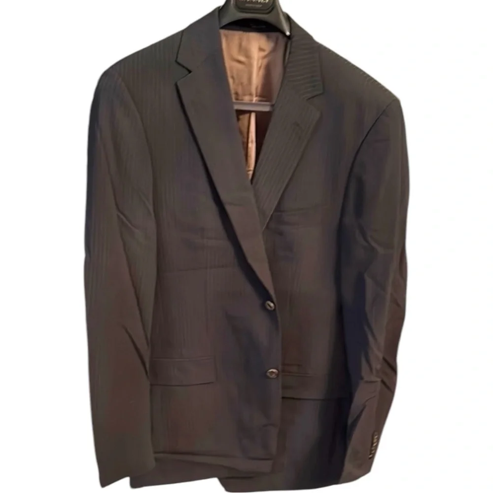 Hugo boss, Men's Pinstripe blazer wool poly blend 85/15‎ has 42 L see photos